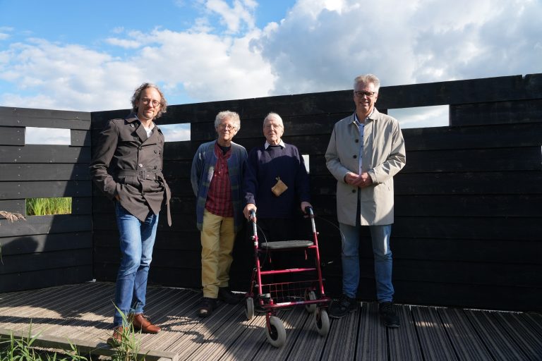 Foto: Opening toegankelijke routes in 't Weegje. Met alle betrokkenen van links naar rechts op een rij