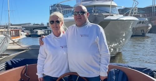 Foto: joke en Rob bij de rondvaartboot