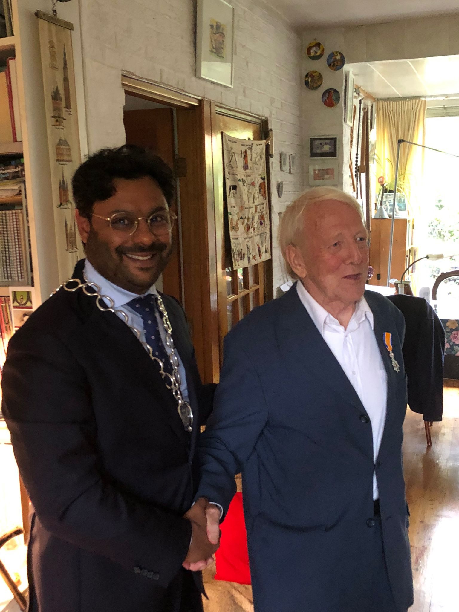 Foto: burgemeester en Kees na opspelden lintje