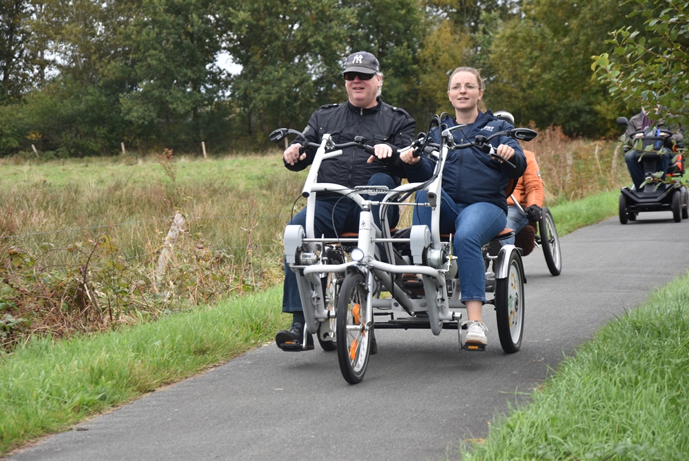 Foto: Opening toegankelijke routes in 't Weegje. Met alle betrokkenen van links naar rechts op een rij